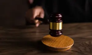 Kiedy firma windykacyjna idzie do sądu? Poznaj kroki i prawa