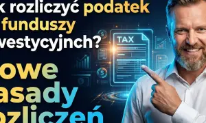 Uśmiechnięty mężczyzna wskazuje na dokument TAX. Jak rozliczyć podatek od funduszy inwestycyjnych? Nowe zasady rozliczeń.
