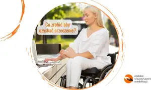 Kobieta na wózku inwalidzkim korzysta z laptopa, szukając informacji o tym, jak złożyć wniosek o wydanie orzeczenia o stopniu niepełnosprawności.