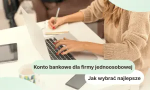 Kobieta pracuje przy laptopie, notując w zeszycie. Szuka najlepszego konta bankowego dla swojej firmy jednoosobowej.