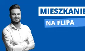 Uśmiechnięty mężczyzna w koszuli, z rękami skrzyżowanymi na piersi. Obok napis "MIESZKANIE NA FLIPA".