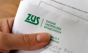 Dłoń trzyma dokument ZUS. Czas na odprawę emerytalną i formalności.
