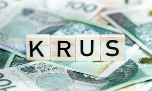 Litery KRUS ułożone na banknotach 100 zł. To symbol oszczędności na emeryturę z KRUS.