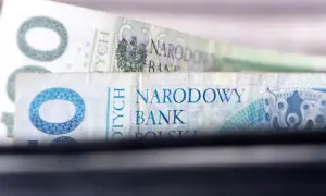 Polskie banknoty, symbolizujące zarobki, w tym ile zarabia prokurator.