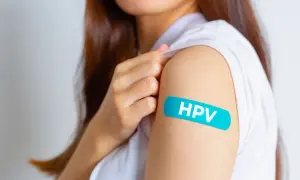 Ramię z plastrem z napisem HPV. Dostępność szczepionki HPV i refundacja to ważna kwestia dla zdrowia.