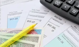 Zestaw dokumentów PIT, pieniądze i kalkulator. Czas na rozliczenie podatku PIT.
