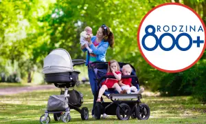 Mama z dziećmi w parku, wspierana przez program 800 plus.
