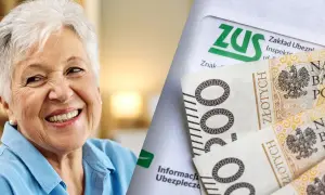 Uśmiechnięta emerytka cieszy się z pieniędzy. Dokument ZUS i banknoty symbolizują drugą waloryzację emerytur.
