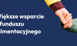 Dłoń dorosłego trzyma dłoń dziecka na tle napisu "Większe wsparcie z funduszu alimentacyjnego".