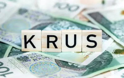 Litery KRUS ułożone na banknotach 100 zł. To symbol oszczędności na emeryturę z KRUS.