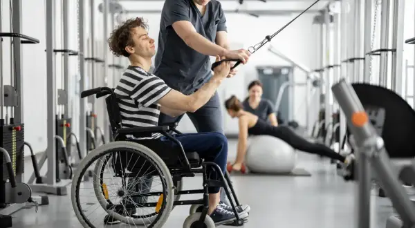 Rehabilitacja w klubie fitness. Dowiedz się, jak obliczyć dofinansowanie do turnusu rehabilitacyjnego, by skorzystać z profesjonalnej pomocy.