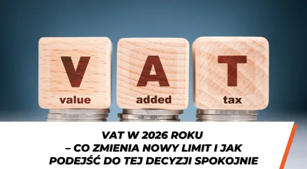 Drewniane klocki z literami V, A, T i napisami "value", "added", "tax" na monetach. Temat: zwolnienie podmiotowe z VAT w 2026 roku.