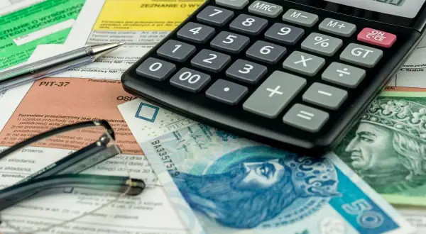 Kalkulator, polskie banknoty i dokumenty podatkowe. Rozliczenie PIT-37, PIT-36L/PIT-36LS. Ulga na internet co ile lat? To pytanie zadaje sobie wielu podatników.