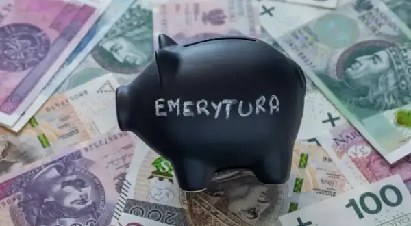 Skarbonka z napisem "EMERYTURA" na tle polskich banknotów. Zastanawiasz się, jaka emerytura przy zarobkach 7000 brutto?