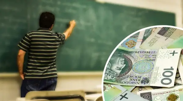Nauczyciel pisze na tablicy, a obok stos banknotów symbolizuje nadzieję na podwyżki dla nauczycieli w 2026 roku.