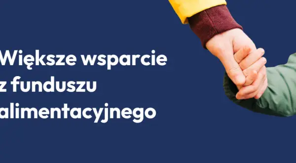 Dłoń dorosłego trzyma dłoń dziecka na tle napisu "Większe wsparcie z funduszu alimentacyjnego".