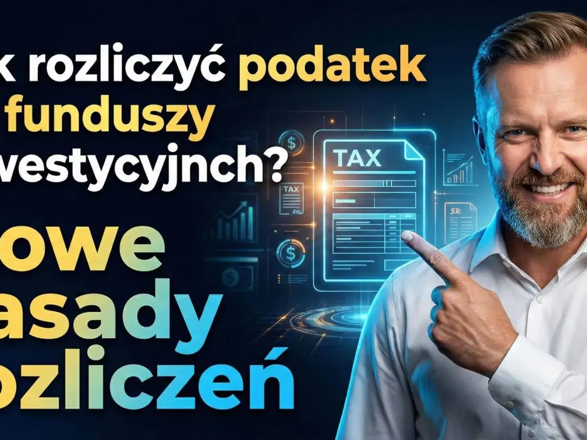 Uśmiechnięty mężczyzna wskazuje na dokument TAX. Jak rozliczyć podatek od funduszy inwestycyjnych? Nowe zasady rozliczeń.