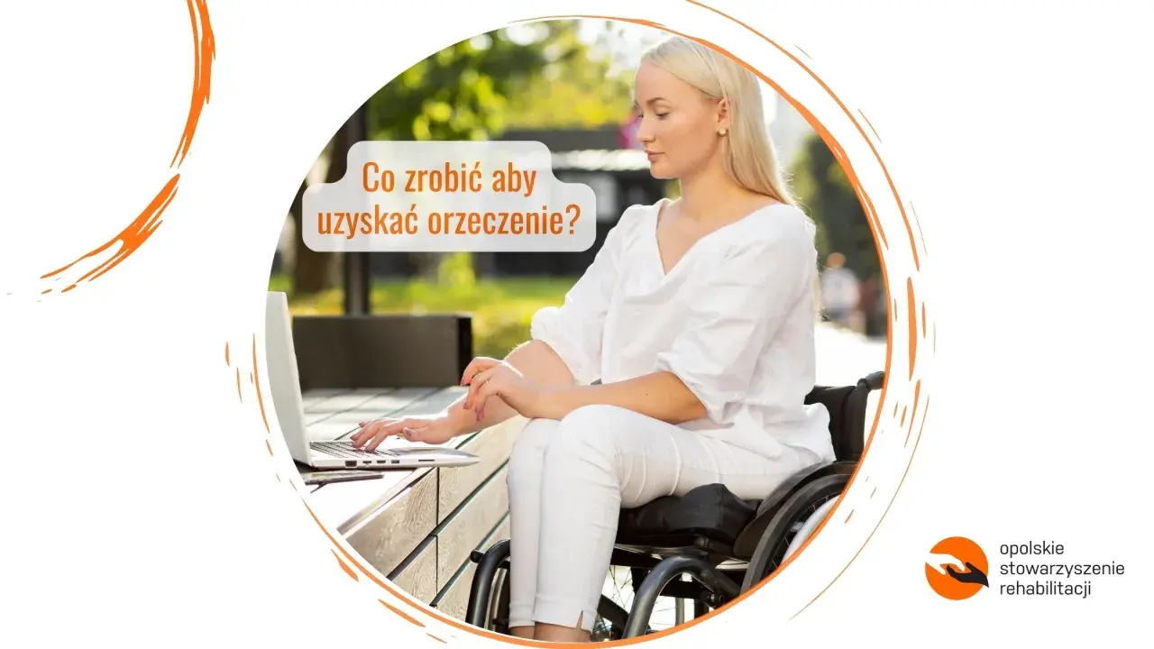 Kobieta na wózku inwalidzkim korzysta z laptopa, szukając informacji o tym, jak złożyć wniosek o wydanie orzeczenia o stopniu niepełnosprawności.