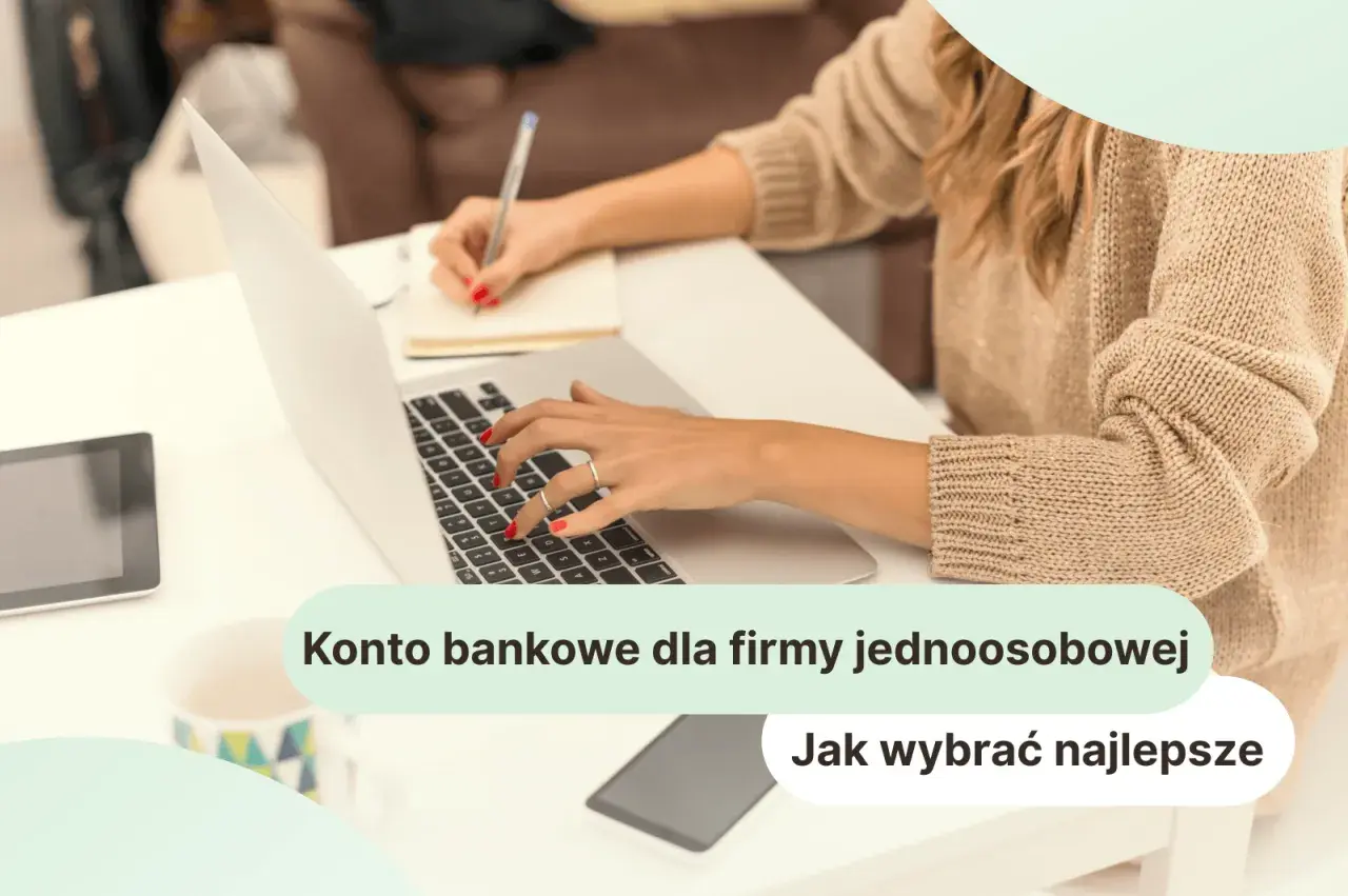 Kobieta pracuje przy laptopie, notując w zeszycie. Szuka najlepszego konta bankowego dla swojej firmy jednoosobowej.
