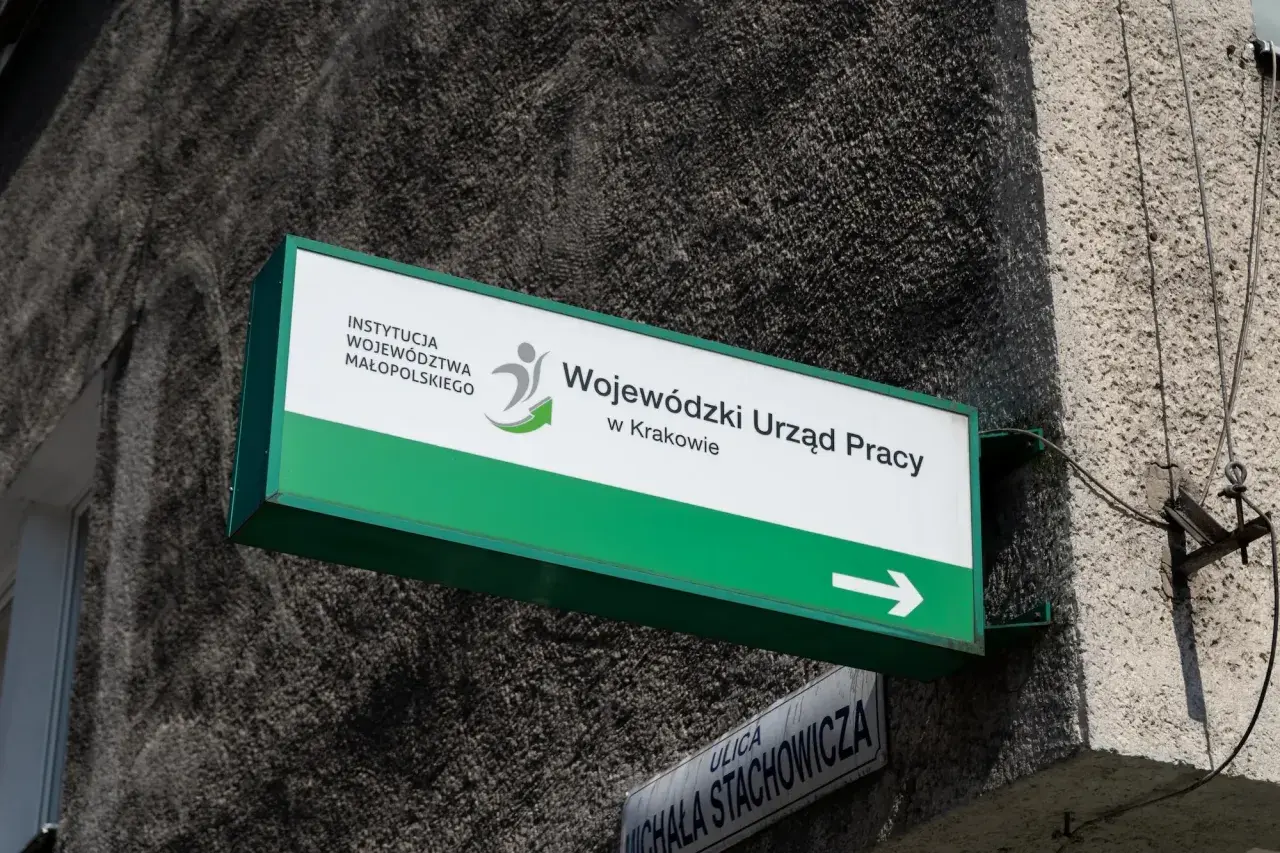 Tablica Wojewódzkiego Urzędu Pracy w Krakowie. Dowiedz się, komu nie przysługuje zasiłek dla bezrobotnych.