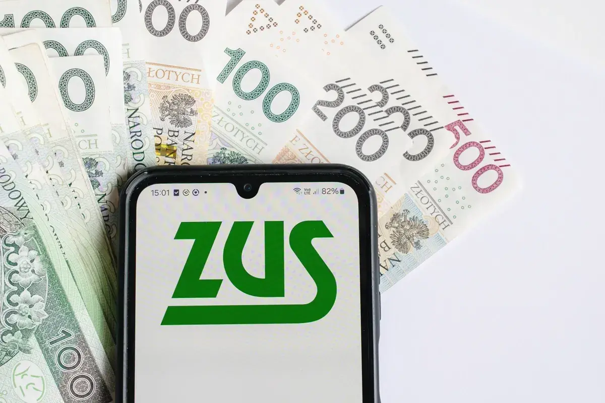 Telefon z logo ZUS na tle polskich banknotów. Czy to zapowiedź wypłaty 14. emerytury?