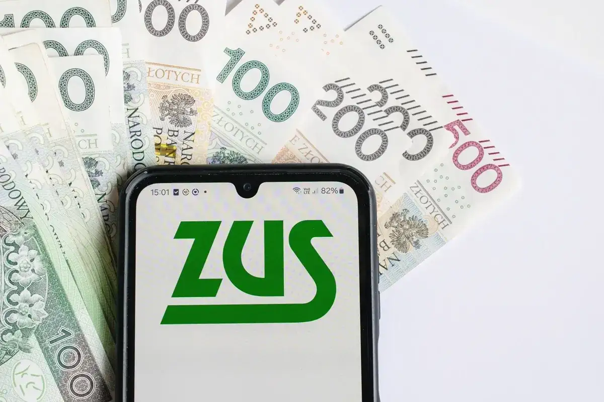 Telefon z logo ZUS na tle polskich banknotów. Czy to zapowiedź wypłaty 14. emerytury?