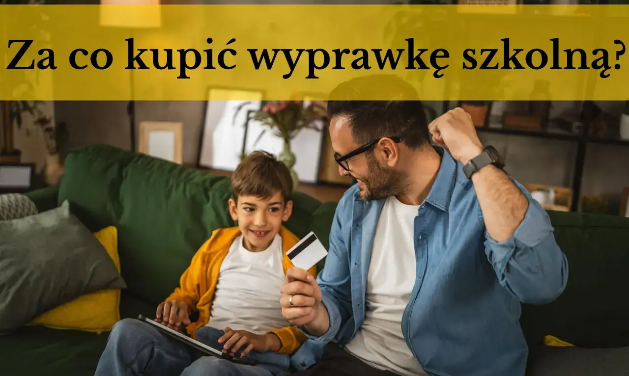 Ojciec i syn planują zakupy szkolne. Ojciec trzyma kartę płatniczą, syn tablet. Program Dobry Start ułatwia przygotowania.