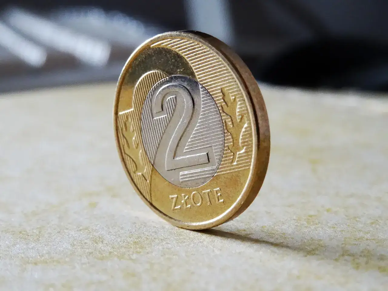 Moneta 2 złote. Jak sprawdzić jej autentyczność? Zbliżenie na monetę.
