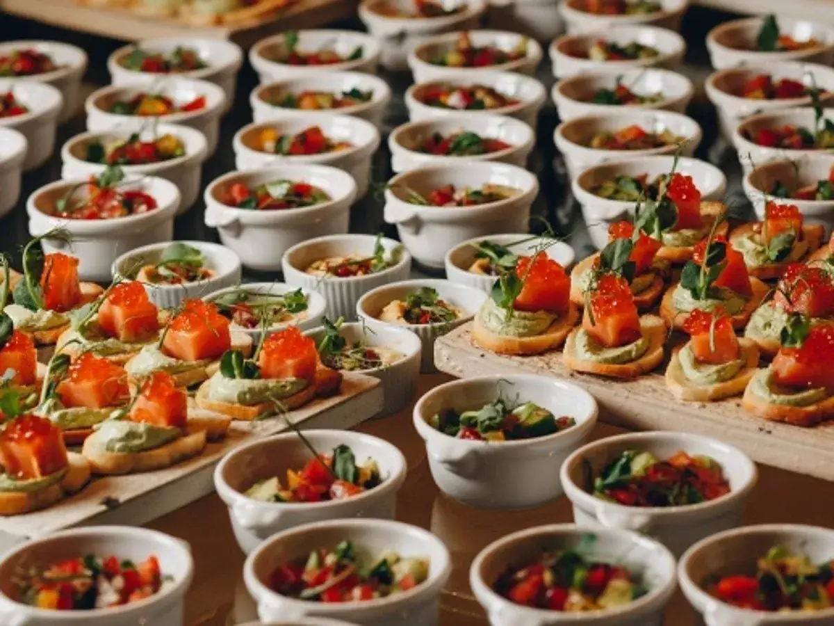 Eleganckie przekąski z łososiem i kawior, idealne na eventy. Horeca co to? To branża gastronomiczna, hotelarska i cateringowa.