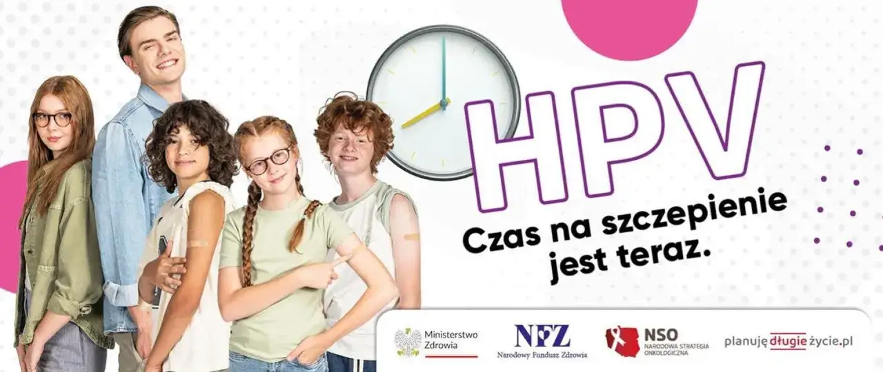 Grupa młodych ludzi z plastrami po szczepieniu. Hasło: 