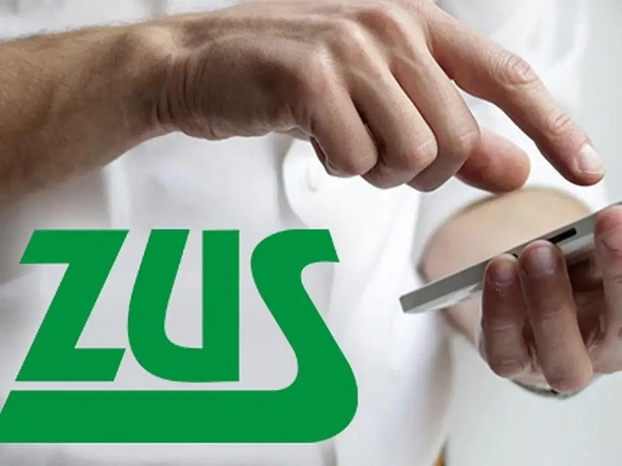 Dłonie korzystające ze smartfona na tle logo ZUS. Czy to początek drogi po rentę alkoholową?