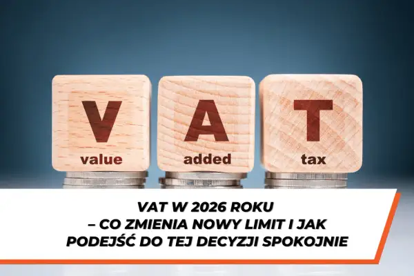 Drewniane klocki z literami V, A, T i napisami "value", "added", "tax" na monetach. Temat: zwolnienie podmiotowe z VAT w 2026 roku.