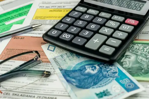 Kalkulator, polskie banknoty i dokumenty podatkowe. Rozliczenie PIT-37, PIT-36L/PIT-36LS. Ulga na internet co ile lat? To pytanie zadaje sobie wielu podatników.