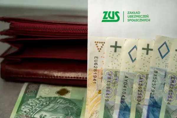 Portfel i banknoty obok logo ZUS. Czy to zapowiedź emerytur stażowych 2025?