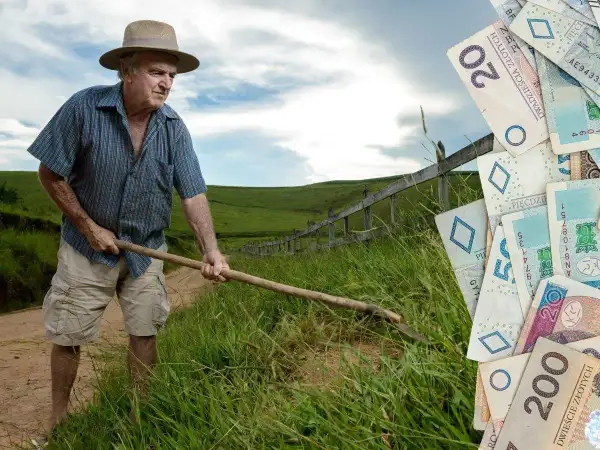 Rolnik z kosą i stos banknotów. Czy taka emerytura z KRUS po 10 latach jest możliwa?